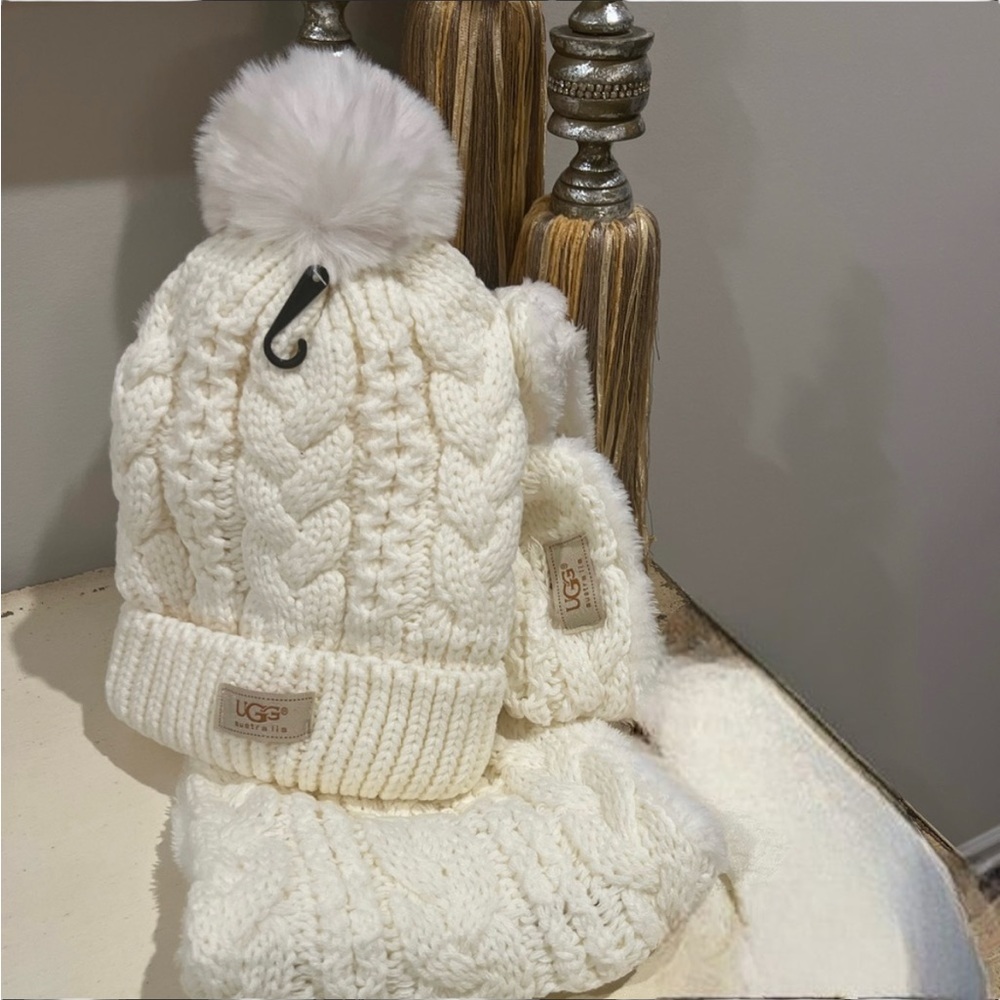 UGG Winter white 2pc Hat & Infinity Scarf Set - Picture 1 of 2